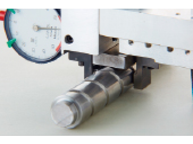 用3針測(cè)量滾珠絲杠軸的有效直徑。