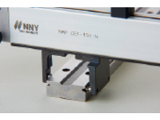 測(cè)量直線兩端 V 形槽的跨度。