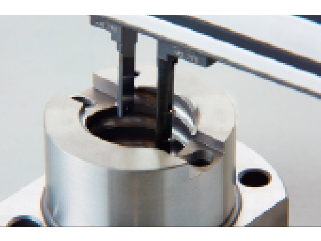 在三點(diǎn)測(cè)量滾珠絲杠螺母的有效直徑。